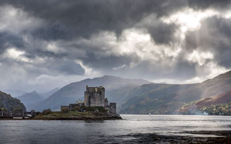 The History of Scottish Clans & 10 Most Common Scottish Surnames