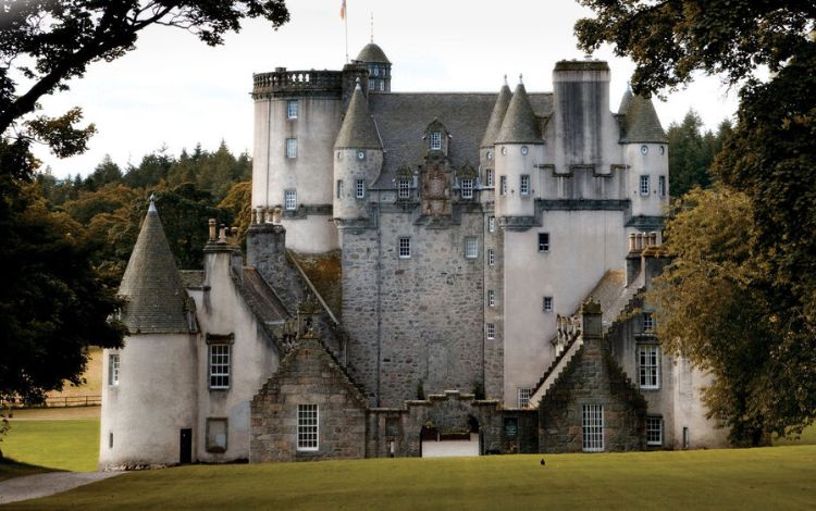 20+ Haunted Castles in Scotland (Scottish Ghost Stories)